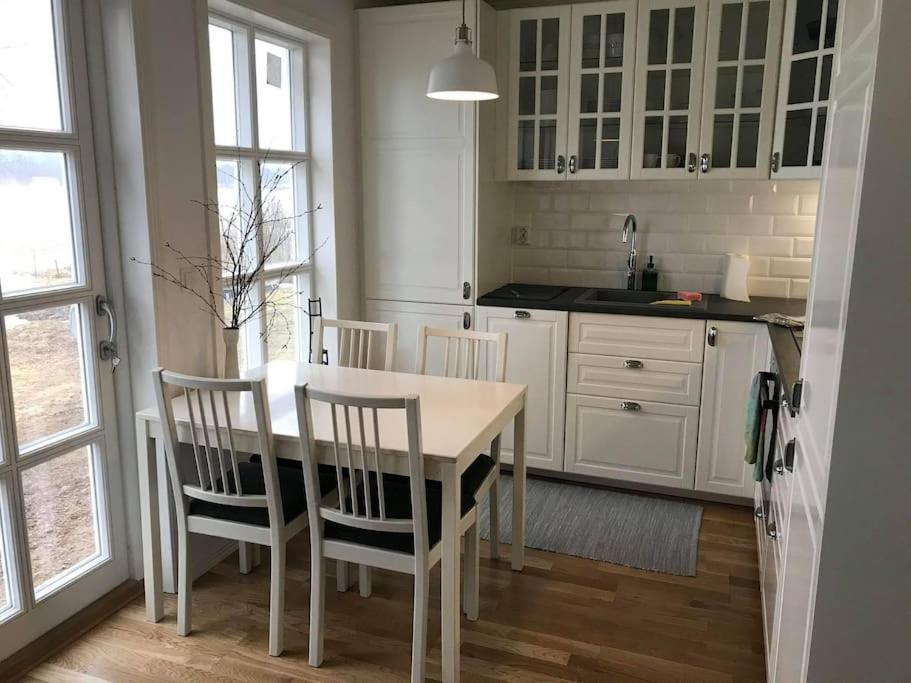 Mysig Stuga Med Sjoetomt, Naera Jaervsoebacken Bagian luar foto